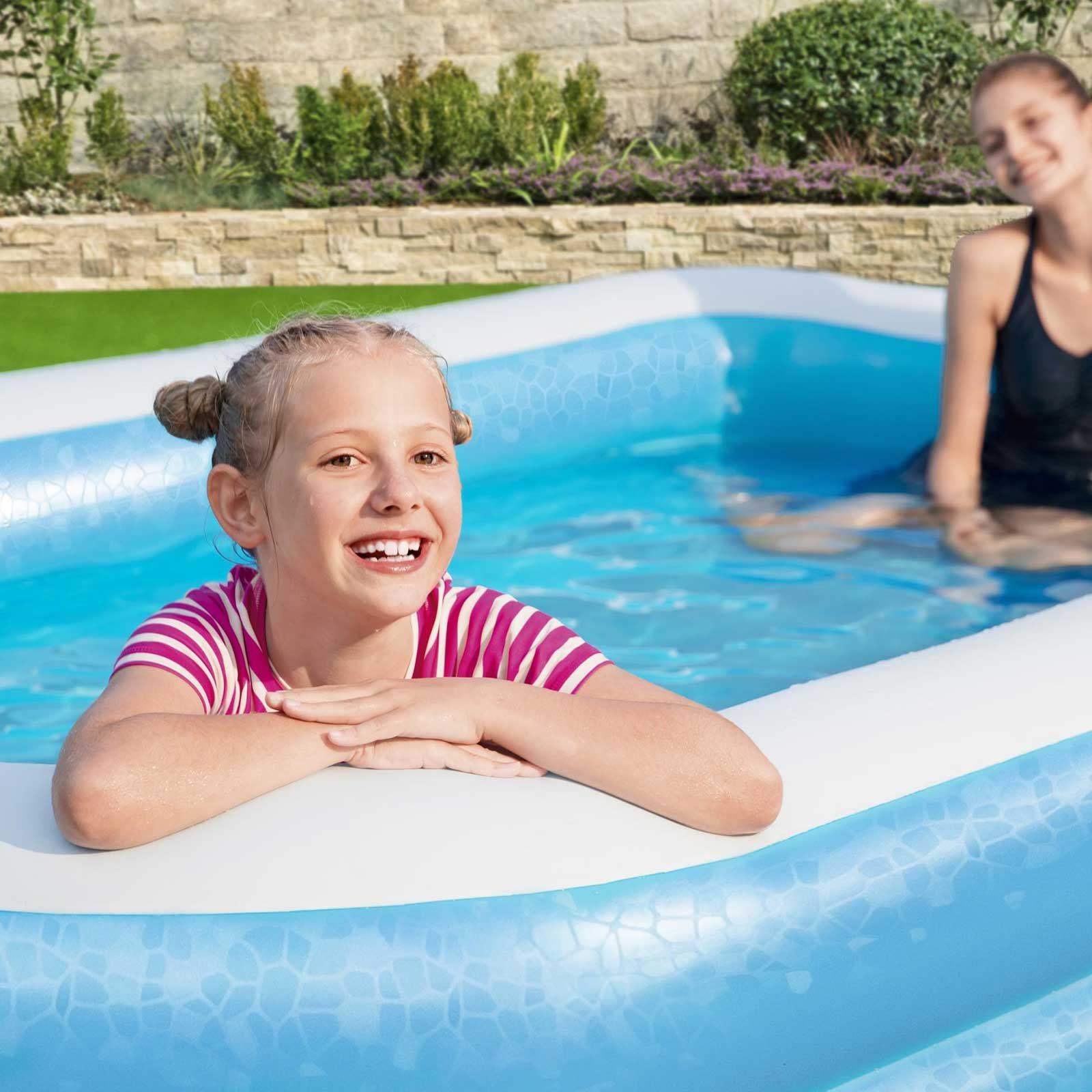 Niñas sonrientes en una piscina hinchable rectangular de la marca Bestway